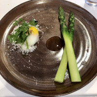 レストラン・モリエール - アスパラはシンプルにと。温泉卵と。遠方の友人のために道産のものを頼みました。