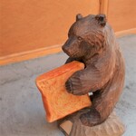 Shinonome Seipansho - 食パンを抱えた木彫りの熊。ほっこりするね。