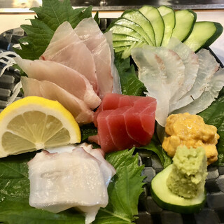 ほおじろ亭 - 料理写真:人気メニューNo.1 本日の刺し盛り　¥1,300-