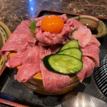 飛騨牛・黒豚宴 黒家 - 桶飯 赤身とタン刺し（アップ）