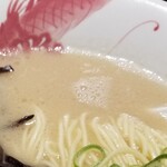 ラーメン龍の家 - スープ・麺の表情など。