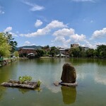 Kinugake Chaya - 猿沢池(左奥がオミセ)♪