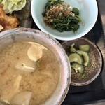 すみれキッチン - 味噌汁は具沢山、小鉢はモロヘイヤの和え物、ゴーヤの酢の物と季節の野菜を取り入れて健康的。♪