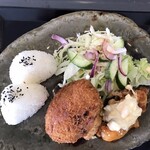 すみれキッチン - メインはおにぎり二個、コロッケ、カキフライ、チキン南蛮、サラダです。♪(^-^)