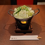 炭鶏ともつ鍋 信長 - もつ鍋単品1人前（醤油）660円　ロウで熱する一人鍋
            火力は結構弱いねえ！
            2人前とかだったらカセットコンロなんだろうけど