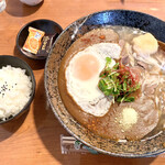 たま樹 - １日限定５食の松阪牛カレーうどんを平麺にして、小ごはんをつけて、チーズと目玉焼きをトッピング。