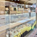 布屋パン店 - 12時頃通ったらパンが結構並ぶ