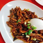 Shanhai Shao Tsu - 田ウナギの炒め物…普通のウナギより小柄。サッパリしてて甘辛い味付けによく合う