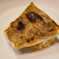 AKAI - ⑥炭火焼き赤鯥(長崎県対馬列島産、紅瞳)のリゾット
                  産卵期は初夏～初秋、旬は晩秋～晩冬
                  旬では無いが雄なので脂のりがあり、旨みがあります
                  これくらい脂があると滲み出た脂で身を軽く揚げ焼きした方が好み