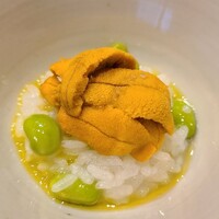 AKAI - ②にえばな、枝豆(広島県志和産、ひなた農園)、オリーブオイル(広島県江田島産、安芸の島の実)、赤雲丹(山口県周防大島産)
                枝豆を添え、オリーブオイルでサッパリ系のコクを付加
                赤雲丹には甘みは薄め