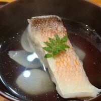 AKAI - ③赤甘鯛(佐賀県唐津産)、玉葱、利尻昆布と本枯節の出汁のお椀
                利尻昆布らしい透明感があり輪郭がはっきりしたキレのある味わい
                赤甘鯛は生命力が溢れ、滋味があり、旨みが凝縮して濃い
                だがしつこくありません