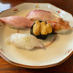 鮨　あら田 - コチ、大トロ、鯛、ウニ、赤貝の握り。コチは塩がついてるので醤油はつけずにいただきます。