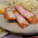 丸和 - 二切れ以外はほぼ肉がなくロースカツというより脂カツ