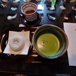 茶房 ぎゃらりー かさの家 - 梅ヶ枝餅＆抹茶いただきました。アイスコーヒーのセットもありましたよ。テーブルには陶器の箸置きがコレクションされていました。可愛い！