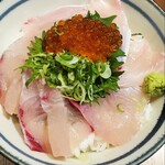 東三国 海鮮食堂 おーうえすと - カンパチとイクラ丼