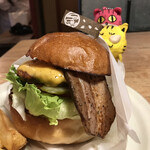 さくらバーガー - さくらチーズバーガー　1,300円（税込）　※自家製ベーコンが、見える角度で