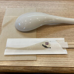 中華そば 深緑 - 「鉢ノ葦葉」箸と「深緑」レンゲ