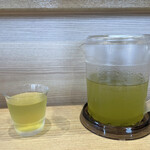 中華そば 深緑 - 卓上のお茶は伊勢かぶせ茶