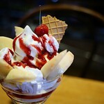 ヴァンヴェール珈琲 - 桃パフェ(750円)