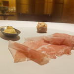 Restaurant Kochu Ten - ① 先付：24ケ月熟成ペルシュウ、ゴールドラッシュ（玉蜀黍）スープの球体封じ、桜海老+ブリュレチーズのシュウ