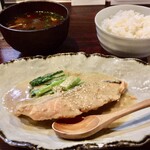 宵ノねこ - 銀鮭の胡麻煮、定食セット