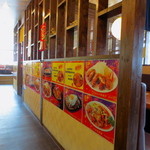 中国菜館味味 - カウンターは壁で仕切られてます