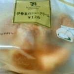 セブンイレブン - 料理写真:伊勢茶のシュークリーム