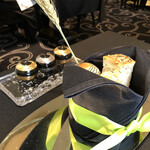 ガストロノミー ジョエル・ロブション - パンを丁寧に盛り付け