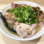 Ramenya Akihide - 並で1.5玉　肉増し　炭火の吊るし豚が美味しかったです