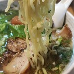 たつや - ツルツルとした中太縮れ。