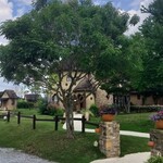 さんぽ道 - 門から店舗まで。