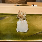 鮨 みずかみ  - スズキ。この前に枝豆があった。