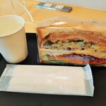 Vege eats - サンド1つとは思えない圧倒的なボリューム！海老フライと特製卵タルタルのボリュームサンド500円