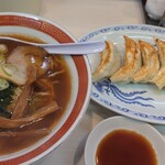 丸八 - 料理写真:『ラーメン』と『ギョーザ』