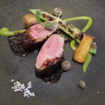 Derire - フランス産のバルバリー鴨のロースト グリーンペッパーとブラックオリーブのソース 万願寺とうがらしのソース 鴨レバーのペースト 小芋 エレンギ  ベーコンとニンニクを詰めたモロッコインゲンのオーブン焼き ボリビアの岩塩