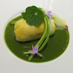 Derire - ズッキーニで巻いた海老と帆立のムースと愛媛ヒラメの蒸し煮  小松菜のソース アスパラソヴァージュ オクラの花