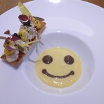 Derire - 毛ガニと鶏のムースを合わせたカナッペ ゴールドラッシュのヴルーテ トリュフ