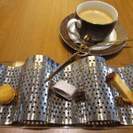 Derire - お茶菓子（黒蜜ときな粉のパンケーキ・チョコのクリーム・チョコビスケット）と コーヒー