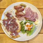 beer cafe へルック - ハムとかベーコンとかパンとか