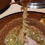 横浜 うしみつ - 牛だしの酢橘冷麺　ねじねじリフト！