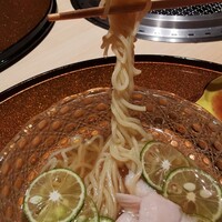 横浜 うしみつ - 牛だしの酢橘冷麺　ねじねじリフト！