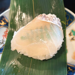 嵐山 大善 - 【2022年06月】笹寿司360円／ケ、笹をむいたら、こんな感じ。