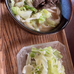Takachan Udon - 肉うどんとトッピングのキャベツ