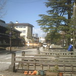 Shikino Teburu - 大野庄用水が流れるお店の前の通り