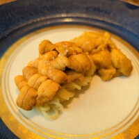 蒼 - 北紫雲丹と赤雲丹の冷製フェデリーニ(手前が赤雲丹、奥が北紫雲丹)