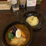 kanakoのスープカレー屋さん - やわらかチキン（50番、ライス小盛、ナス追加）