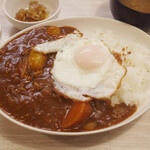 トンテキ食堂8 - カレーライス(750円)+目玉焼き(100円) ホールトマトたっぷりでさっぱり感あり