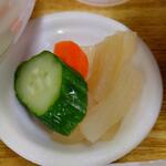 小さな食堂 ヒロ - 生姜焼き丼 セットの漬物 (2022.07.19)