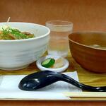 小さな食堂 ヒロ - 生姜焼き丼 (税込)580円 ※角度を変えて (2022.07.19)