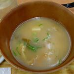 小さな食堂 ヒロ - 生姜焼き丼 セットのお汁 (2022.07.19)